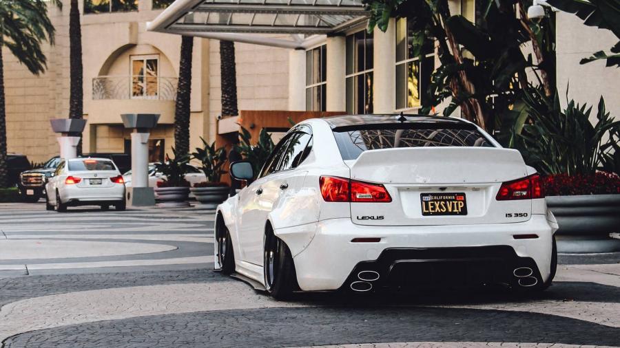  Lexus IS350 White & Black by Clinched 2017 года  (фото 7 из 7)